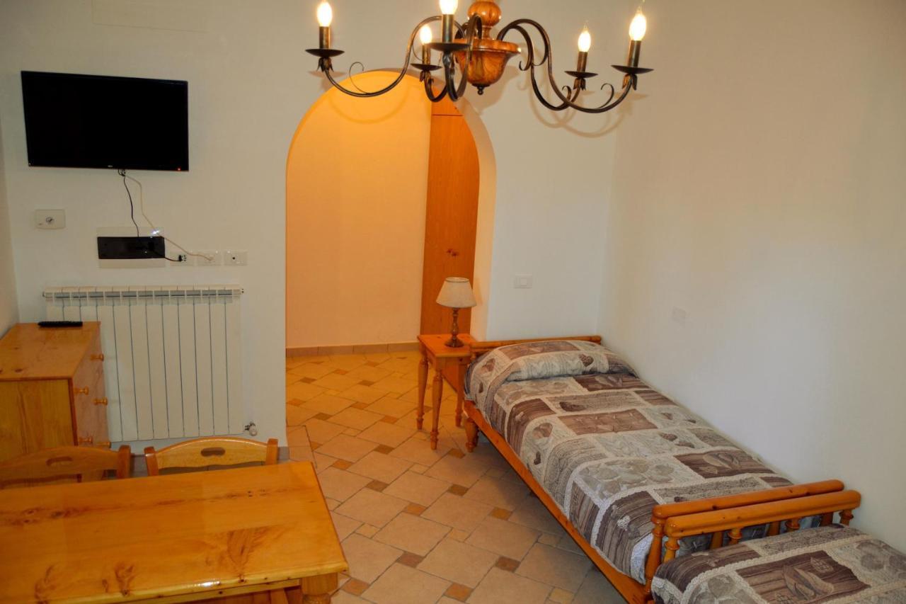 Agriturismo Poggio Al Pino 몬텔루포피오렌티노 외부 사진